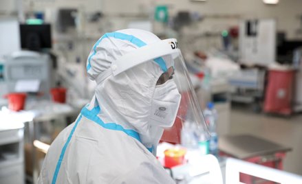 Liczba zgonów osób z COVID-19 prawie dwukrotnie wyższa niż tydzień temu