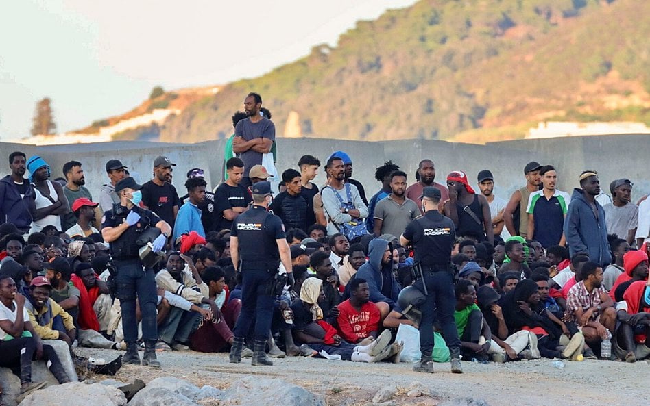 Hiszpańskie służby w stanie gotowości. Wśród migrantów mogą ukrywać się radykałowie