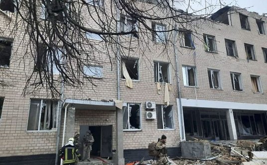 Skutki eksplozji na terenie budynku jednostki wojskowej w Kijowie, udostępnione przez stronę ukraińs