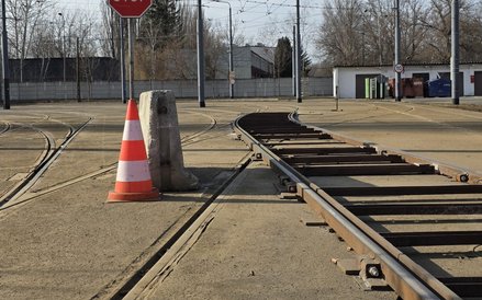 Objazd nakładkowy ułożony, aby tramwaje mogły skutecznie ominąć starą halę myjni