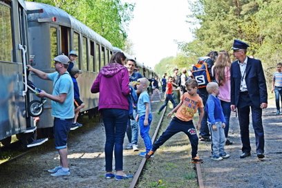 Ostatnia rozkładowa wycieczka pociągiem Retro na skraj Puszczy Kampinoskiej połączona zostanie z bez