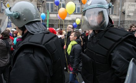 Identyfikator policjanta. MSWiA milczy, poszło pismo do premiera