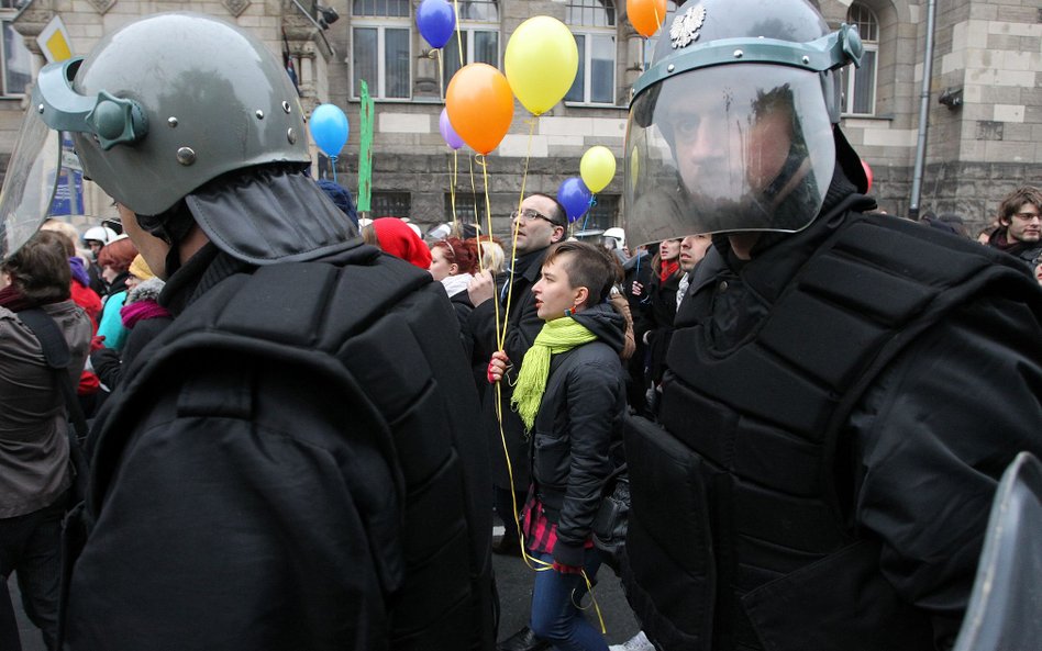 Identyfikator policjanta. MSWiA milczy, poszło pismo do premiera