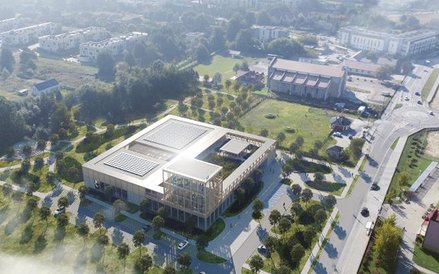 Gmach pływalni i jego otoczenia z lotu ptaka