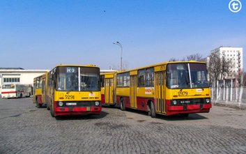 Przegubowe Ikarusy na terenie nieistniejącej już zajezdni autobusowej przy ulicy Chełmskiej