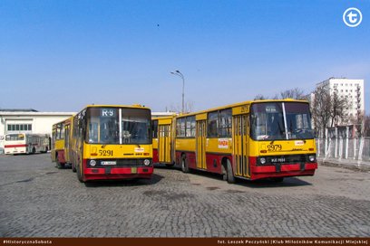 Przegubowe Ikarusy na terenie nieistniejącej już zajezdni autobusowej przy ulicy Chełmskiej