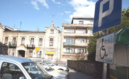Parkowanie: Czy wiozący niepełnosprawnego płaci za postój w strefie płatnego parkowania