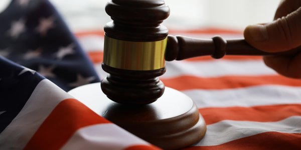 Tajne dowody i przyspieszona deportacja. Donald Trump sięga po uśpiony sąd