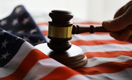 Tajne dowody i przyspieszona deportacja. Donald Trump sięga po uśpiony sąd