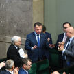 Mariusz Błaszczak z głosowania ws. wotum nieufności wychodzi nie wzmocniony, tylko poobijany