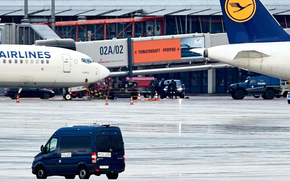 Hamburg. Uzbrojony mężczyzna na lotnisku poddał się, zakładniczka wolna