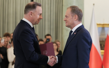 Prezydent Andrzej Duda oraz premier Donald Tusk podczas uroczystości zaprzysiężenia kierowanego nowe