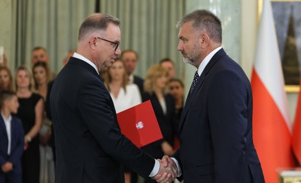 Prezydent RP Andrzej Duda (L) oraz powołany na stanowisko ministra sprawiedliwości Waldemar Żurek (P