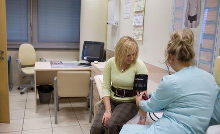 Pracownicy administracji mogą zostać bez polis