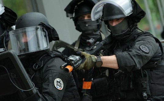 Policjanci z jednostki RAID podczas ćwiczeń przed igrzyskami olimpijskimi