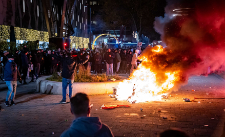 Rotterdam, protest przeciw zaostrzaniu polityki związanej w koronawirusem