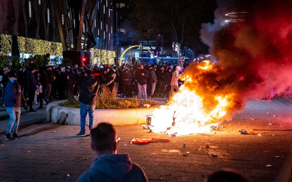 Rotterdam, protest przeciw zaostrzaniu polityki związanej w koronawirusem