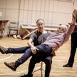 Reżyser Piotr Cieplak siedzi na kolanach Cezarego Kosińkiego (Woyzeck). Premiera 15 lutego