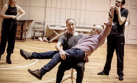 Reżyser Piotr Cieplak siedzi na kolanach Cezarego Kosińkiego (Woyzeck). Premiera 15 lutego