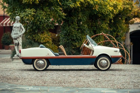 Plażowe auto jest urocze i nadal w oryginal- nym stanie.