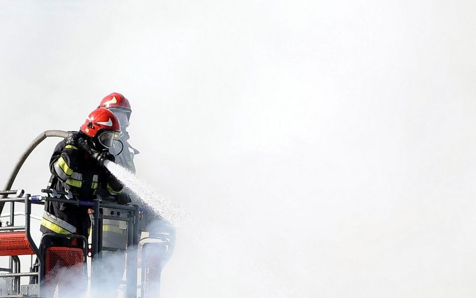 Płonie składowisko odpadów w Kostrzycy. Na miejscu 60 strażaków