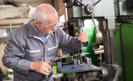 W Polsce jest coraz więcej pracujących emerytów. W jakich firmach pracują najczęściej?