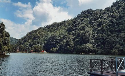 Ośrodek znajduje się na Półwyspie Malajskim, w pobliżu miasta Ipoh.