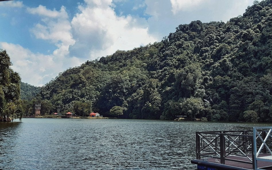 Ośrodek znajduje się na Półwyspie Malajskim, w pobliżu miasta Ipoh.