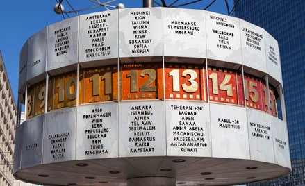 Urania-Weltzeituhr na Alexanderplatz w Berlinie - symboliczny zegar pokazujący aktualny czas w 24 st