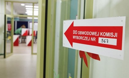 W komisjach wyborczych zmiana rękawiczek co godzinę