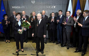 Witając na lotnisku premier Szydło, Jarosław Kaczyński przekonywał, że wróciła do Polski w glorii zw