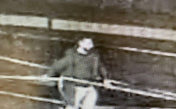 Osoby, które rozpoznają mężczyznę lub posiadają jakiekolwiek informacje mogące pomóc w jego zatrzyma