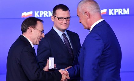 Mariusz Kamiński i Paweł Szefernaker (w środku) odznaczają Odznaką Honorową za Zasługi dla Samorządu