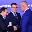 Mariusz Kamiński i Paweł Szefernaker (w środku) odznaczają Odznaką Honorową za Zasługi dla Samorządu