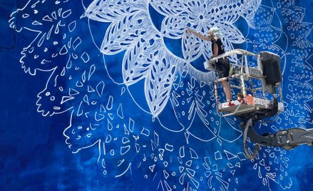 NeSpoon przy pracy podczas tworzenia muralu w greckim mieście Patras.