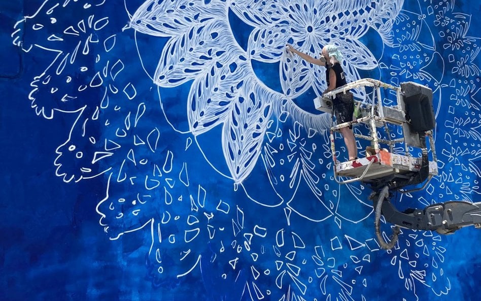 NeSpoon przy pracy podczas tworzenia muralu w greckim mieście Patras.