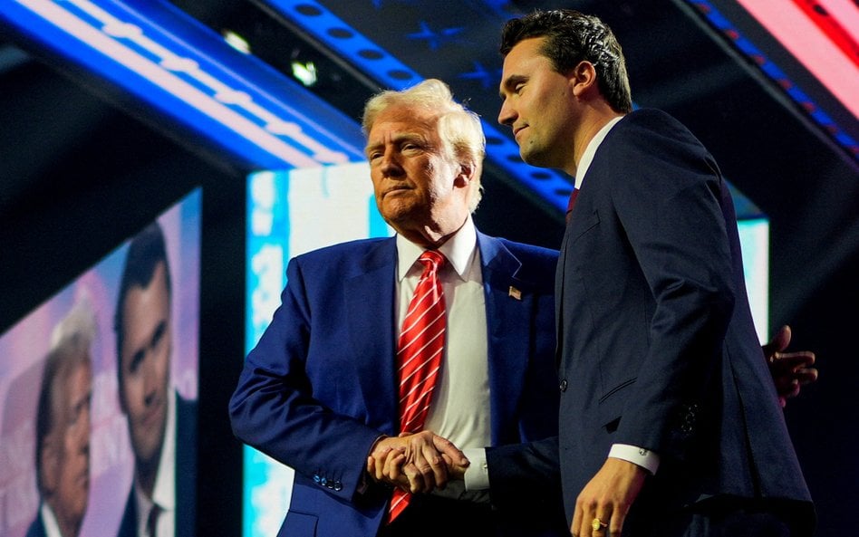 Donald Trump i Charlie Kirk podczas Turning Point USA's AmericaFest w Phoenix, grudzień 2024 r.