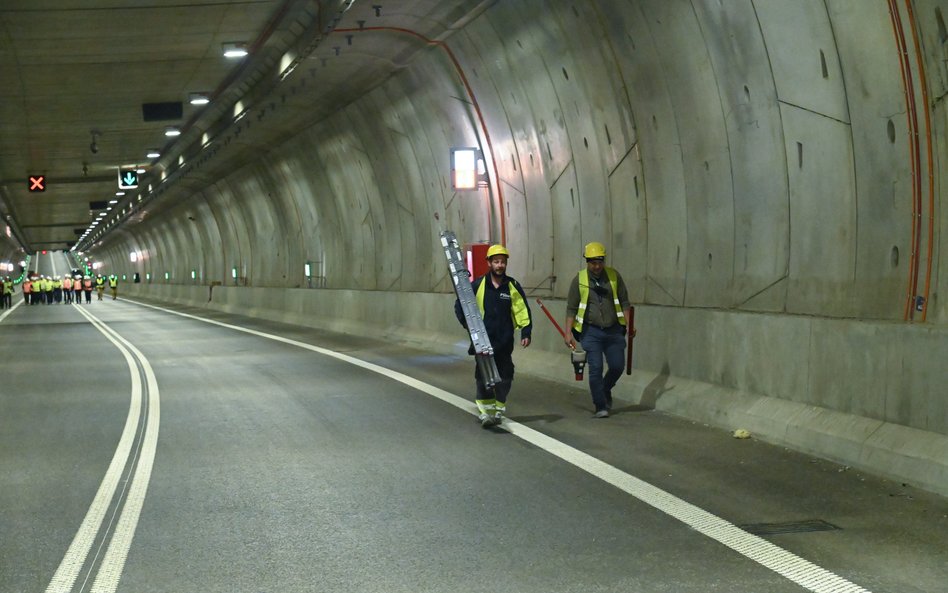 Tunel w Świnoujściu w najgłębszym miejscu znajduje się 11 metrów pod dnem Świny, która sięga tam naw