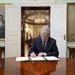 Prezydent Finlandii Sauli Niinisto podpisuje ustawę o ratyfikacji Traktatu Północnoatlantyckiego