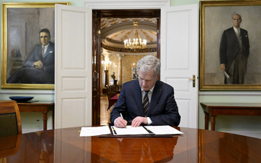 Prezydent Finlandii Sauli Niinisto podpisuje ustawę o ratyfikacji Traktatu Północnoatlantyckiego