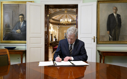 Prezydent Finlandii Sauli Niinisto podpisuje ustawę o ratyfikacji Traktatu Północnoatlantyckiego