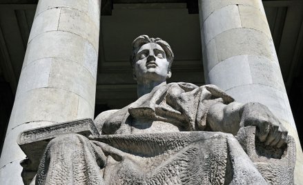 Trybuś: Przymus socrealizmu