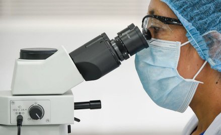 Chiny: Naukowcy odkryli 33 mutacje koronawirusa
