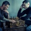 Leo Messi i Cristiano Ronaldo rozgrywają partię szachów na walizce Louis Vuitton ozdobionej wzorem s