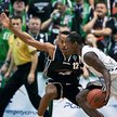Demetric Bennett (Czarni, z piłką) i Alex Harris (Turów)