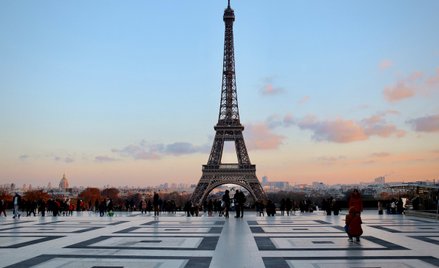 Aby zapobiec korozji wieży, zgodnie z rekomendacją Gustave’a Eiffla, wieżę co siedem lat pokrywa się