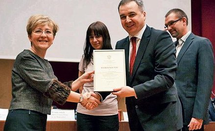 Elżbieta Radziszewska wręczyła dyplom wiceszefowi „Rz” Piotrowi Gabryelowi