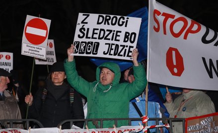 Wizyta Jarosława Kaczyńskiego na Wawelu. Protestujący w prokuraturze