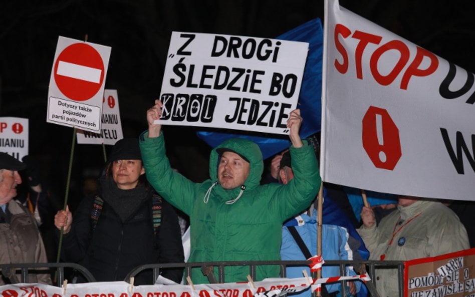 Wizyta Jarosława Kaczyńskiego na Wawelu. Protestujący w prokuraturze