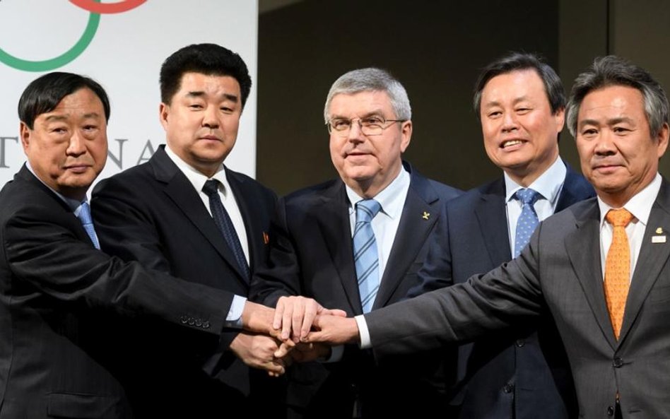 Szef MKOl Thomas Bach i przedstawiciele obu Korei po podpisaniu olimpijskiego porozumienia